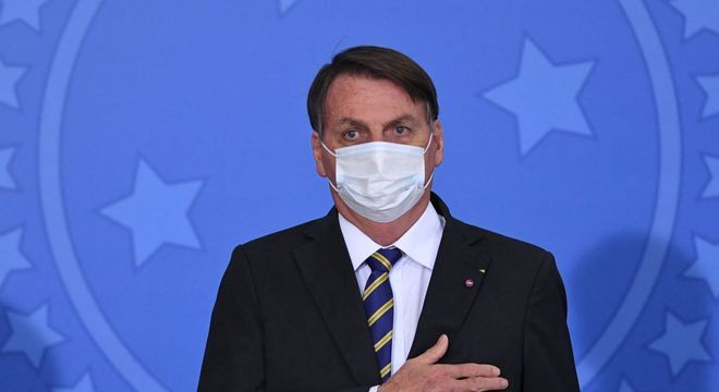 Sem acordo assinado com Oxford, Bolsonaro ironiza vacina chinesa contra Covid-19